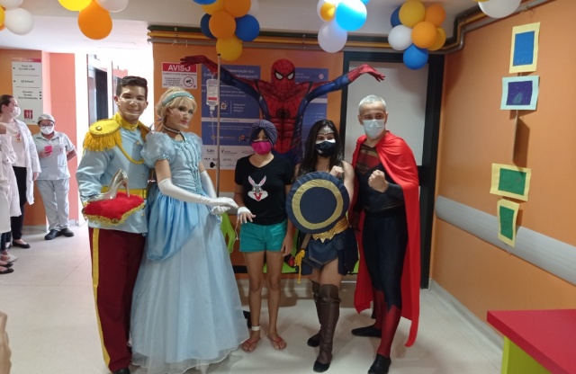 Palhaços e super-heróis animam o dia das crianças na oncologia pediátrica do Hospital São Marcos